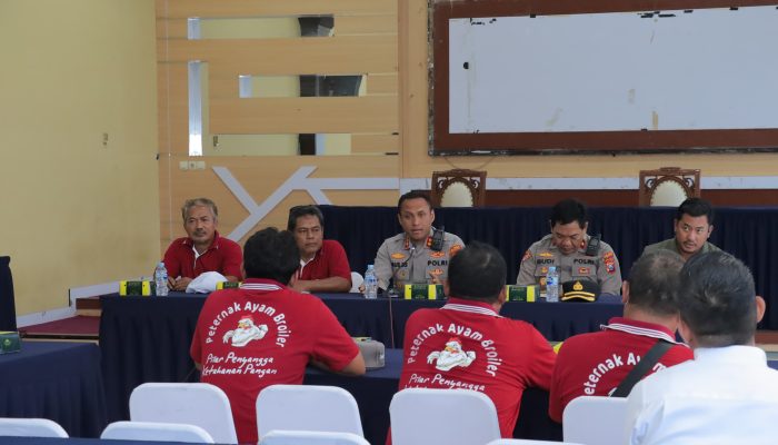Kapolres Lamongan Terima Audiensi Perkumpulan Peternak Rakyat (Pejuang FCR) di Gedung SKJ Polres Lamongan