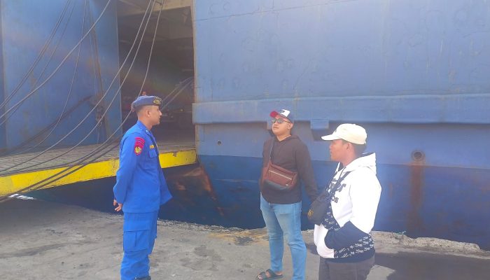 Personel Satpolairud Resta Banyuwangi Lakukan Edukasi Langsung Kepada Crew Kapal Serta ABK Untuk Selalu Mengunakan Alat Keselamatan Kerja