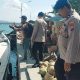 Aipda Haerul Umam S.H Lakukan Pemeriksaan Diatas Kapal Motor Sumber Alam Di Pelabuhan Marina Boom