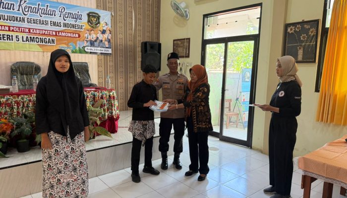 Satbinmas Polres Lamongan Gelar Sosialisasi Pencegahan Kenakalan Remaja di SMP Negeri 5 Lamongan