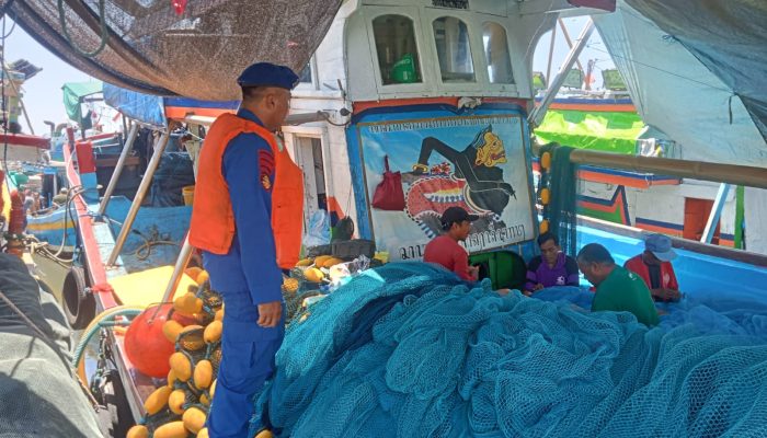 Personel Satpolairud Resta Banyuwangi Giat Patroli Kamtibmas Di Kawasan Pelabuhan Muncar