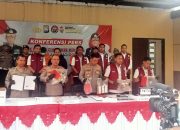 Empat Kepala Desa Di Kecamatan Tulangan Berpotensi Menjadi Tersangka Baru Setelah Berkas 3 Tersangka Sebelumnya Sudah Lengkap Sidoarjo//suaraglobal.co.id - Berkas perkara dugaan korupsi proses penjaringan dan penyaringan perangkat desa di kecamatan Tulangan sudah dinyatakan lengkap (P 21) oleh Jaksa peneliti kejaksaan negeri Sidoarjo. Kasus ini terungkap dalam operasi tangkap tangan (OTT) oleh satreskrim Polresta Sidoarjo. Dalam operasi tangkap tangan tersebut dua kepala desa aktif dan mantan kepala desa diamankan dan diduga terlibat korupsi suap penjaringan perangkat desa di Kecamatan Tulangan. Ketiga tersangka yang terjaring itu adalah Adin Santoso (40) Kepala Desa Sudimoro, Tulangan, Santoso (54) Kepala Desa Medalem, Tulangan dan Sochibul Yanto ( 55 ) mantan Kepala Desa Banjarsari Kecamatan Buduran. Sebelum dinyatakan berkas P-21, Seksi Pidsus (Pidana Khusus) Kejari Sidoarjo sempat mengembalikan dua kali. Karena saat diperiksa dengan teliti berkas perkara tersebut dinyatakan belum lengkap atau P-19. Setelah P-21, tidak menutup kemungkinan ada tersangka baru dalam pengembangan penyidikan yang dilakukan oleh Penyidik satreskrim Polresta Sidoarjo. Berdasarkan SPDP yang di terima Kejaksaan Negeri Sidoarjo kemungkinan besar ada tersangka baru dalam kasus dugaan suap/gratifikasi dalam proses penjaringan dan penyaringan perangkat desa di wilayah Kecamatan ecamatan Tulangan tersebut. Kepala Seksi Pidana Khusus (Kasi Pidsus) Kejari Sidoarjo, Jhon Franky Yanafia Ariandi membenarkan jika berkas perkara dugaan korupsi dalam pelaksanaan penjaringan dan penyaringan perangkat desa di Kecamatan Tulangan yang menyeret 2 kades aktif ( kades Sudimoro dan Kades Medalem) dan mantan kades Banjarsari Kecamatan Buduran. Kemungkinan ada tersangka baru dalam pengembangan penyidikan kasus ini. Sebelumnya suaraglobal.co.id juga telah memberitakan tentang dugaan kuat Empat Kepala Desa yang Desanya melaksanakan proses penjaringan dan penyaringan perangkat desa. Mereka berempat Diduga menjadi perantara calon peserta penjaringan dan penyaringan perangkat desa. "Tersangka berkembang ada sekitar 4 lagi. Dugaan kuat mengarah kepada kepala desa yang lain yang terlibat. SPDP (Surat Pemberitahuan Dimulainya Penyidikan, red) sudah kami terima dari Polresta Sidoarjo. Coba anda tanya ke Polresta Sidoarjo saja karena pihak penyidiknya,"tegas Franky sapaan akrab Kasi Pidsus Kejari Sidoarjo kepada awak media. Janji Kapolresta Sidoarjo untuk terus mengembangkan kasus dugaan suap/gratifikasi dalam proses penjaringan dan penyaringan perangkat desa di wilayah kecamatan Tulangan Masih di nanti publik. Penyidik satreskrim Polresta Sidoarjo punya tugas berat untuk membongkar semua yang terlibat dalam dugaan suap/gratifikasi dalam proses penjaringan dan penyaringan perangkat desa di wilayah kecamatan Tulangan tersebut. (NK)