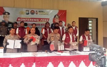 Empat Kepala Desa Di Kecamatan Tulangan Berpotensi Menjadi Tersangka Baru Setelah Berkas 3 Tersangka Sebelumnya Sudah Lengkap Sidoarjo//suaraglobal.co.id - Berkas perkara dugaan korupsi proses penjaringan dan penyaringan perangkat desa di kecamatan Tulangan sudah dinyatakan lengkap (P 21) oleh Jaksa peneliti kejaksaan negeri Sidoarjo. Kasus ini terungkap dalam operasi tangkap tangan (OTT) oleh satreskrim Polresta Sidoarjo. Dalam operasi tangkap tangan tersebut dua kepala desa aktif dan mantan kepala desa diamankan dan diduga terlibat korupsi suap penjaringan perangkat desa di Kecamatan Tulangan. Ketiga tersangka yang terjaring itu adalah Adin Santoso (40) Kepala Desa Sudimoro, Tulangan, Santoso (54) Kepala Desa Medalem, Tulangan dan Sochibul Yanto ( 55 ) mantan Kepala Desa Banjarsari Kecamatan Buduran. Sebelum dinyatakan berkas P-21, Seksi Pidsus (Pidana Khusus) Kejari Sidoarjo sempat mengembalikan dua kali. Karena saat diperiksa dengan teliti berkas perkara tersebut dinyatakan belum lengkap atau P-19. Setelah P-21, tidak menutup kemungkinan ada tersangka baru dalam pengembangan penyidikan yang dilakukan oleh Penyidik satreskrim Polresta Sidoarjo. Berdasarkan SPDP yang di terima Kejaksaan Negeri Sidoarjo kemungkinan besar ada tersangka baru dalam kasus dugaan suap/gratifikasi dalam proses penjaringan dan penyaringan perangkat desa di wilayah Kecamatan ecamatan Tulangan tersebut. Kepala Seksi Pidana Khusus (Kasi Pidsus) Kejari Sidoarjo, Jhon Franky Yanafia Ariandi membenarkan jika berkas perkara dugaan korupsi dalam pelaksanaan penjaringan dan penyaringan perangkat desa di Kecamatan Tulangan yang menyeret 2 kades aktif ( kades Sudimoro dan Kades Medalem) dan mantan kades Banjarsari Kecamatan Buduran. Kemungkinan ada tersangka baru dalam pengembangan penyidikan kasus ini. Sebelumnya suaraglobal.co.id juga telah memberitakan tentang dugaan kuat Empat Kepala Desa yang Desanya melaksanakan proses penjaringan dan penyaringan perangkat desa. Mereka berempat Diduga menjadi perantara calon peserta penjaringan dan penyaringan perangkat desa. "Tersangka berkembang ada sekitar 4 lagi. Dugaan kuat mengarah kepada kepala desa yang lain yang terlibat. SPDP (Surat Pemberitahuan Dimulainya Penyidikan, red) sudah kami terima dari Polresta Sidoarjo. Coba anda tanya ke Polresta Sidoarjo saja karena pihak penyidiknya,"tegas Franky sapaan akrab Kasi Pidsus Kejari Sidoarjo kepada awak media. Janji Kapolresta Sidoarjo untuk terus mengembangkan kasus dugaan suap/gratifikasi dalam proses penjaringan dan penyaringan perangkat desa di wilayah kecamatan Tulangan Masih di nanti publik. Penyidik satreskrim Polresta Sidoarjo punya tugas berat untuk membongkar semua yang terlibat dalam dugaan suap/gratifikasi dalam proses penjaringan dan penyaringan perangkat desa di wilayah kecamatan Tulangan tersebut. (NK)
