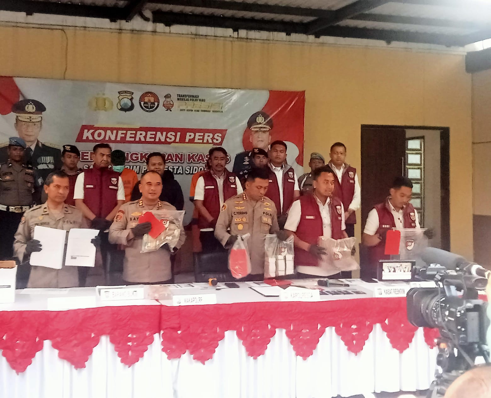 Empat Kepala Desa Di Kecamatan Tulangan Berpotensi Menjadi Tersangka Baru Setelah Berkas 3 Tersangka Sebelumnya Sudah Lengkap Sidoarjo//suaraglobal.co.id - Berkas perkara dugaan korupsi proses penjaringan dan penyaringan perangkat desa di kecamatan Tulangan sudah dinyatakan lengkap (P 21) oleh Jaksa peneliti kejaksaan negeri Sidoarjo. Kasus ini terungkap dalam operasi tangkap tangan (OTT) oleh satreskrim Polresta Sidoarjo. Dalam operasi tangkap tangan tersebut dua kepala desa aktif dan mantan kepala desa diamankan dan diduga terlibat korupsi suap penjaringan perangkat desa di Kecamatan Tulangan. Ketiga tersangka yang terjaring itu adalah Adin Santoso (40) Kepala Desa Sudimoro, Tulangan, Santoso (54) Kepala Desa Medalem, Tulangan dan Sochibul Yanto ( 55 ) mantan Kepala Desa Banjarsari Kecamatan Buduran. Sebelum dinyatakan berkas P-21, Seksi Pidsus (Pidana Khusus) Kejari Sidoarjo sempat mengembalikan dua kali. Karena saat diperiksa dengan teliti berkas perkara tersebut dinyatakan belum lengkap atau P-19. Setelah P-21, tidak menutup kemungkinan ada tersangka baru dalam pengembangan penyidikan yang dilakukan oleh Penyidik satreskrim Polresta Sidoarjo. Berdasarkan SPDP yang di terima Kejaksaan Negeri Sidoarjo kemungkinan besar ada tersangka baru dalam kasus dugaan suap/gratifikasi dalam proses penjaringan dan penyaringan perangkat desa di wilayah Kecamatan ecamatan Tulangan tersebut. Kepala Seksi Pidana Khusus (Kasi Pidsus) Kejari Sidoarjo, Jhon Franky Yanafia Ariandi membenarkan jika berkas perkara dugaan korupsi dalam pelaksanaan penjaringan dan penyaringan perangkat desa di Kecamatan Tulangan yang menyeret 2 kades aktif ( kades Sudimoro dan Kades Medalem) dan mantan kades Banjarsari Kecamatan Buduran. Kemungkinan ada tersangka baru dalam pengembangan penyidikan kasus ini. Sebelumnya suaraglobal.co.id juga telah memberitakan tentang dugaan kuat Empat Kepala Desa yang Desanya melaksanakan proses penjaringan dan penyaringan perangkat desa. Mereka berempat Diduga menjadi perantara calon peserta penjaringan dan penyaringan perangkat desa. "Tersangka berkembang ada sekitar 4 lagi. Dugaan kuat mengarah kepada kepala desa yang lain yang terlibat. SPDP (Surat Pemberitahuan Dimulainya Penyidikan, red) sudah kami terima dari Polresta Sidoarjo. Coba anda tanya ke Polresta Sidoarjo saja karena pihak penyidiknya,"tegas Franky sapaan akrab Kasi Pidsus Kejari Sidoarjo kepada awak media. Janji Kapolresta Sidoarjo untuk terus mengembangkan kasus dugaan suap/gratifikasi dalam proses penjaringan dan penyaringan perangkat desa di wilayah kecamatan Tulangan Masih di nanti publik. Penyidik satreskrim Polresta Sidoarjo punya tugas berat untuk membongkar semua yang terlibat dalam dugaan suap/gratifikasi dalam proses penjaringan dan penyaringan perangkat desa di wilayah kecamatan Tulangan tersebut. (NK)
