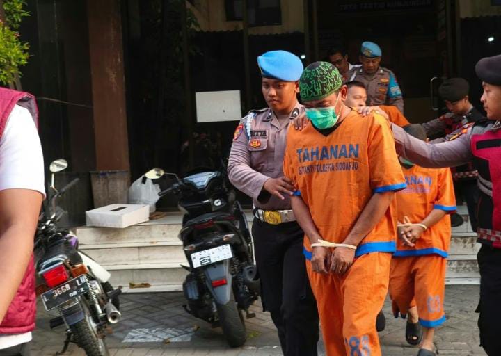Empat Kepala Desa Di Kecamatan Tulangan Berpotensi Menjadi Tersangka Baru Setelah Berkas 3 Tersangka Sebelumnya Sudah Lengkap Sidoarjo//suaraglobal.co.id -
Berkas perkara dugaan korupsi proses penjaringan dan penyaringan perangkat desa di kecamatan Tulangan sudah dinyatakan lengkap (P 21) oleh Jaksa peneliti kejaksaan negeri Sidoarjo. Kasus ini terungkap dalam operasi tangkap tangan (OTT) oleh satreskrim Polresta Sidoarjo. Dalam operasi tangkap tangan tersebut dua kepala desa aktif dan mantan kepala desa diamankan dan diduga terlibat korupsi suap penjaringan perangkat desa di Kecamatan Tulangan. Ketiga tersangka yang terjaring itu adalah Adin Santoso (40) Kepala Desa Sudimoro, Tulangan, Santoso (54) Kepala Desa Medalem, Tulangan dan Sochibul Yanto ( 55 ) mantan Kepala Desa Banjarsari Kecamatan Buduran.
Sebelum dinyatakan berkas P-21, Seksi Pidsus (Pidana Khusus) Kejari Sidoarjo sempat mengembalikan dua kali. Karena saat diperiksa dengan teliti berkas perkara tersebut dinyatakan belum lengkap atau P-19. Setelah P-21, tidak menutup kemungkinan ada tersangka baru dalam pengembangan penyidikan yang dilakukan oleh Penyidik satreskrim Polresta Sidoarjo. Berdasarkan SPDP yang di terima Kejaksaan Negeri Sidoarjo kemungkinan besar ada tersangka baru dalam kasus dugaan suap/gratifikasi dalam proses penjaringan dan penyaringan perangkat desa di wilayah Kecamatan ecamatan Tulangan tersebut.
Kepala Seksi Pidana Khusus (Kasi Pidsus) Kejari Sidoarjo, Jhon Franky Yanafia Ariandi membenarkan jika berkas perkara dugaan korupsi dalam pelaksanaan penjaringan dan penyaringan perangkat desa di Kecamatan Tulangan yang menyeret 2 kades aktif ( kades Sudimoro dan Kades Medalem) dan mantan kades Banjarsari Kecamatan Buduran. Kemungkinan ada tersangka baru dalam pengembangan penyidikan kasus ini.
Sebelumnya suaraglobal.co.id juga telah memberitakan tentang dugaan kuat Empat Kepala Desa yang Desanya melaksanakan proses penjaringan dan penyaringan perangkat desa. Mereka berempat Diduga menjadi perantara calon peserta penjaringan dan penyaringan perangkat desa.
"Tersangka berkembang ada sekitar 4 lagi. Dugaan kuat mengarah kepada kepala desa yang lain yang terlibat. SPDP (Surat Pemberitahuan Dimulainya Penyidikan, red) sudah kami terima dari Polresta Sidoarjo. Coba anda tanya ke Polresta Sidoarjo saja karena pihak penyidiknya,"tegas Franky sapaan akrab Kasi Pidsus Kejari Sidoarjo kepada awak media.
Janji Kapolresta Sidoarjo untuk terus mengembangkan kasus dugaan suap/gratifikasi dalam proses penjaringan dan penyaringan perangkat desa di wilayah kecamatan Tulangan Masih di nanti publik. Penyidik satreskrim Polresta Sidoarjo punya tugas berat untuk membongkar semua yang terlibat dalam dugaan suap/gratifikasi dalam proses penjaringan dan penyaringan perangkat desa di wilayah kecamatan Tulangan tersebut. (NK)