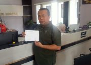 Datangi Kejari Sidoarjo Ahmad Jawib DKK Laporkan Dugaan Korupsi Pengelolaan Anggaran Desa Glagaharum Sidoarjo//suaraglobal.co.id - Berbagai upaya warga Desa Glagaharum Kecamatan Porong untuk mencari keadilan dan membuka tabir adanya dugaan penyimpangan dalam pengelolaan keuangan desa Glagaharum. Mereka menilai bahwa pelaksanaan pemerintahan Desa Glagaharum yang dipimpin oleh Syaifulloh Asy'ari selaku Kepala Desa penuh dengan dugaan praktek Korupsi Korupsi dan Nepotisme (KKN). Sebelumnya Warga Desa Glagaharum pernah melaporkan Kepala Desa Glagaharum terkait dugaan korupsi dalam pelaksanaan berbagai proyek infrastruktur Desa yang dilaksanakan pada tahun anggaran 2022 dan tahun anggaran 2023. Jum'at 10 Oktober 2025, Akmad Jawib dan kawan kawan melaporkan dugaan tindak pidana korupsi dalam pelaksanaan anggaran pendapatan dan belanja desa (APBDes) tahun 2024.yang dilakukan oleh Kepala Desa Glagaharum. Menurut Ahmad Jawib dan kawan kawan, laporan informasi/pengaduan masyarakat ini terkait dengan dugaan Mark Up harga dari beberapa proyek pembangunan infrastruktur yang di biayai APBDes tahun 2024. Selain itu mereka melihat adanya dugaan konspirasi jahat antara Kepala Desa dan orang dekatnya di pemerintahan Desa Glagaharum untuk melakukan tindakan yang menguntungkan diri sendiri yang berpotensi merugikan keuangan negara dan atau perekonomian negara. " Kami ke Kejaksaan Negeri kali ini untuk menyampaikan laporan terkait adanya dugaan korupsi dalam pelaksanaan pengelolaan keuangan Desa Glagaharum tahun anggaran 2024", ujar Ahmad Jawib. Lebih lanjut, Ahmad Jawib juga menegaskan bahwa pihaknya sudah menyampaikan berbagai dugaan korupsi dalam pengelolaan keuangan Desa Glagaharum tahun anggaran 2024 dan disertai dengan bukti permulaan dan dokumen yang terkait dengan obyek laporannya. " Kami sudah sampaikan dalam surat laporan terkait obyek/kegiatan yang diduga telah terjadi praktek tindak pidana korupsi sebagaimana diatur dalam undang-undang no 31 tahun 1999 dan undang undang no 20 tahun 2001 tentang perubahan atas undang-undang no 31 tahun 1999 tentang pemberantasan tindak pidana korupsi. Kami juga melampirkan dokumen sebagai bukti permulaan," tegas Ahmad Jawib saat keluar dari ruang Pelayanan Terpadu Satu Pintu (PTSP) Kejaksaan Negeri Sidoarjo. Laporan Warga Desa Glagaharum kali ini sebagai tindak lanjut laporan sebelumnya terkait dugaan korupsi dalam pelaksanaan pengelolaan keuangan Desa Glagaharum Kecamatan Porong tahun anggaran 2022 dan 2023. Untuk itu Ahmad Jawib dan kawan kawan meminta agar Kejaksaan Negeri Sidoarjo segera melakukan tindakan untuk mengungkap kasus yang mereka laporkan. Lebih lanjut Dia menegaskan bahwa tindakan mereka ini adalah sebagai komitmen dan bentuk kontribusi dari warga negara Indonesia yang mendukung penuh semangat Presiden Prabowo Subianto untuk memerangi para koruptor dan maling uang rakyat. " Apa yang kami lakukan ini sebagai bentuk komitmen dan upaya partisipasi Warga Negara dalam mendukung Presiden Prabowo Subianto dalam upaya pemberantasan korupsi," pungkasnya. (NK)