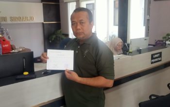Datangi Kejari Sidoarjo Ahmad Jawib DKK Laporkan Dugaan Korupsi Pengelolaan Anggaran Desa Glagaharum Sidoarjo//suaraglobal.co.id - Berbagai upaya warga Desa Glagaharum Kecamatan Porong untuk mencari keadilan dan membuka tabir adanya dugaan penyimpangan dalam pengelolaan keuangan desa Glagaharum. Mereka menilai bahwa pelaksanaan pemerintahan Desa Glagaharum yang dipimpin oleh Syaifulloh Asy'ari selaku Kepala Desa penuh dengan dugaan praktek Korupsi Korupsi dan Nepotisme (KKN). Sebelumnya Warga Desa Glagaharum pernah melaporkan Kepala Desa Glagaharum terkait dugaan korupsi dalam pelaksanaan berbagai proyek infrastruktur Desa yang dilaksanakan pada tahun anggaran 2022 dan tahun anggaran 2023. Jum'at 10 Oktober 2025, Akmad Jawib dan kawan kawan melaporkan dugaan tindak pidana korupsi dalam pelaksanaan anggaran pendapatan dan belanja desa (APBDes) tahun 2024.yang dilakukan oleh Kepala Desa Glagaharum. Menurut Ahmad Jawib dan kawan kawan, laporan informasi/pengaduan masyarakat ini terkait dengan dugaan Mark Up harga dari beberapa proyek pembangunan infrastruktur yang di biayai APBDes tahun 2024. Selain itu mereka melihat adanya dugaan konspirasi jahat antara Kepala Desa dan orang dekatnya di pemerintahan Desa Glagaharum untuk melakukan tindakan yang menguntungkan diri sendiri yang berpotensi merugikan keuangan negara dan atau perekonomian negara. " Kami ke Kejaksaan Negeri kali ini untuk menyampaikan laporan terkait adanya dugaan korupsi dalam pelaksanaan pengelolaan keuangan Desa Glagaharum tahun anggaran 2024", ujar Ahmad Jawib. Lebih lanjut, Ahmad Jawib juga menegaskan bahwa pihaknya sudah menyampaikan berbagai dugaan korupsi dalam pengelolaan keuangan Desa Glagaharum tahun anggaran 2024 dan disertai dengan bukti permulaan dan dokumen yang terkait dengan obyek laporannya. " Kami sudah sampaikan dalam surat laporan terkait obyek/kegiatan yang diduga telah terjadi praktek tindak pidana korupsi sebagaimana diatur dalam undang-undang no 31 tahun 1999 dan undang undang no 20 tahun 2001 tentang perubahan atas undang-undang no 31 tahun 1999 tentang pemberantasan tindak pidana korupsi. Kami juga melampirkan dokumen sebagai bukti permulaan," tegas Ahmad Jawib saat keluar dari ruang Pelayanan Terpadu Satu Pintu (PTSP) Kejaksaan Negeri Sidoarjo. Laporan Warga Desa Glagaharum kali ini sebagai tindak lanjut laporan sebelumnya terkait dugaan korupsi dalam pelaksanaan pengelolaan keuangan Desa Glagaharum Kecamatan Porong tahun anggaran 2022 dan 2023. Untuk itu Ahmad Jawib dan kawan kawan meminta agar Kejaksaan Negeri Sidoarjo segera melakukan tindakan untuk mengungkap kasus yang mereka laporkan. Lebih lanjut Dia menegaskan bahwa tindakan mereka ini adalah sebagai komitmen dan bentuk kontribusi dari warga negara Indonesia yang mendukung penuh semangat Presiden Prabowo Subianto untuk memerangi para koruptor dan maling uang rakyat. " Apa yang kami lakukan ini sebagai bentuk komitmen dan upaya partisipasi Warga Negara dalam mendukung Presiden Prabowo Subianto dalam upaya pemberantasan korupsi," pungkasnya. (NK)