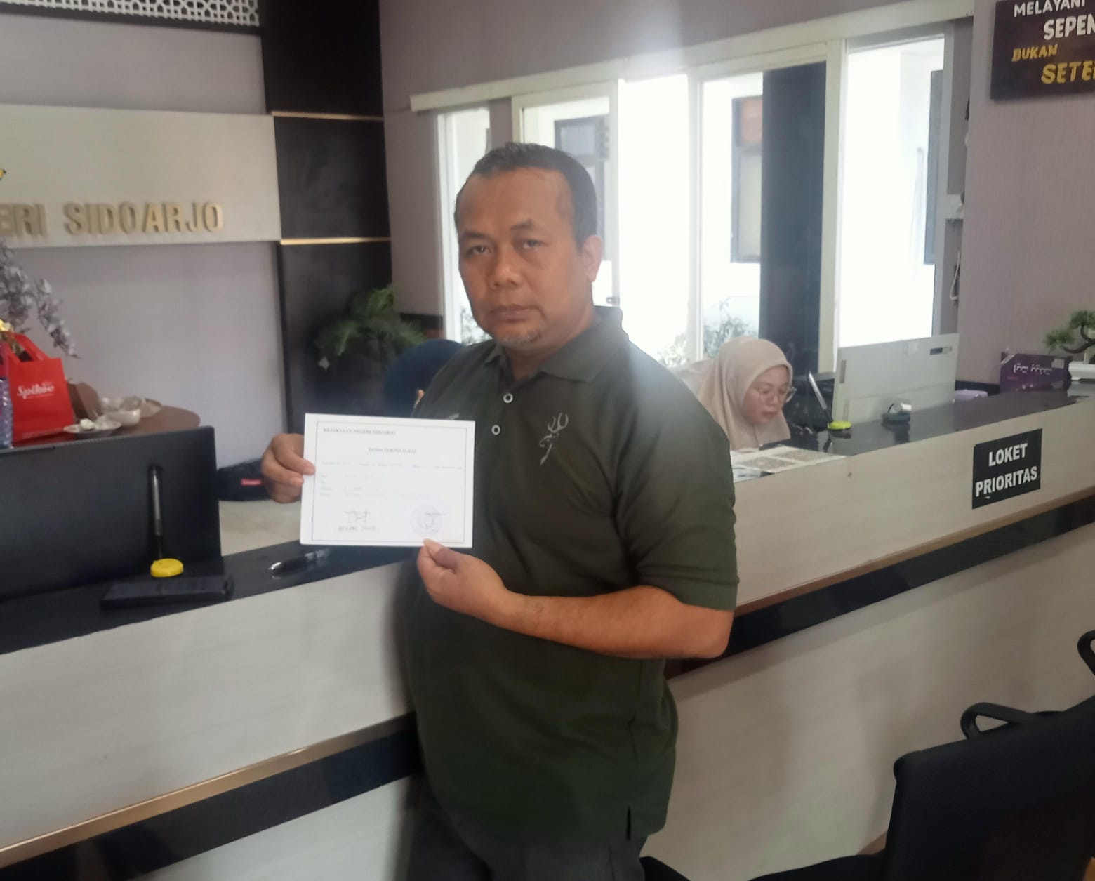 Datangi Kejari Sidoarjo Ahmad Jawib DKK Laporkan Dugaan Korupsi Pengelolaan Anggaran Desa Glagaharum Sidoarjo//suaraglobal.co.id - Berbagai upaya warga Desa Glagaharum Kecamatan Porong untuk mencari keadilan dan membuka tabir adanya dugaan penyimpangan dalam pengelolaan keuangan desa Glagaharum. Mereka menilai bahwa pelaksanaan pemerintahan Desa Glagaharum yang dipimpin oleh Syaifulloh Asy'ari selaku Kepala Desa penuh dengan dugaan praktek Korupsi Korupsi dan Nepotisme (KKN). Sebelumnya Warga Desa Glagaharum pernah melaporkan Kepala Desa Glagaharum terkait dugaan korupsi dalam pelaksanaan berbagai proyek infrastruktur Desa yang dilaksanakan pada tahun anggaran 2022 dan tahun anggaran 2023. Jum'at 10 Oktober 2025, Akmad Jawib dan kawan kawan melaporkan dugaan tindak pidana korupsi dalam pelaksanaan anggaran pendapatan dan belanja desa (APBDes) tahun 2024.yang dilakukan oleh Kepala Desa Glagaharum. Menurut Ahmad Jawib dan kawan kawan, laporan informasi/pengaduan masyarakat ini terkait dengan dugaan Mark Up harga dari beberapa proyek pembangunan infrastruktur yang di biayai APBDes tahun 2024. Selain itu mereka melihat adanya dugaan konspirasi jahat antara Kepala Desa dan orang dekatnya di pemerintahan Desa Glagaharum untuk melakukan tindakan yang menguntungkan diri sendiri yang berpotensi merugikan keuangan negara dan atau perekonomian negara. " Kami ke Kejaksaan Negeri kali ini untuk menyampaikan laporan terkait adanya dugaan korupsi dalam pelaksanaan pengelolaan keuangan Desa Glagaharum tahun anggaran 2024", ujar Ahmad Jawib. Lebih lanjut, Ahmad Jawib juga menegaskan bahwa pihaknya sudah menyampaikan berbagai dugaan korupsi dalam pengelolaan keuangan Desa Glagaharum tahun anggaran 2024 dan disertai dengan bukti permulaan dan dokumen yang terkait dengan obyek laporannya. " Kami sudah sampaikan dalam surat laporan terkait obyek/kegiatan yang diduga telah terjadi praktek tindak pidana korupsi sebagaimana diatur dalam undang-undang no 31 tahun 1999 dan undang undang no 20 tahun 2001 tentang perubahan atas undang-undang no 31 tahun 1999 tentang pemberantasan tindak pidana korupsi. Kami juga melampirkan dokumen sebagai bukti permulaan," tegas Ahmad Jawib saat keluar dari ruang Pelayanan Terpadu Satu Pintu (PTSP) Kejaksaan Negeri Sidoarjo. Laporan Warga Desa Glagaharum kali ini sebagai tindak lanjut laporan sebelumnya terkait dugaan korupsi dalam pelaksanaan pengelolaan keuangan Desa Glagaharum Kecamatan Porong tahun anggaran 2022 dan 2023. Untuk itu Ahmad Jawib dan kawan kawan meminta agar Kejaksaan Negeri Sidoarjo segera melakukan tindakan untuk mengungkap kasus yang mereka laporkan. Lebih lanjut Dia menegaskan bahwa tindakan mereka ini adalah sebagai komitmen dan bentuk kontribusi dari warga negara Indonesia yang mendukung penuh semangat Presiden Prabowo Subianto untuk memerangi para koruptor dan maling uang rakyat. " Apa yang kami lakukan ini sebagai bentuk komitmen dan upaya partisipasi Warga Negara dalam mendukung Presiden Prabowo Subianto dalam upaya pemberantasan korupsi," pungkasnya. (NK)