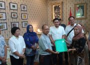 Warga Perumahan Mutiara Regency Desa Banjarbendo Adukan Rencana Pembongkaran Tembok Ke Wabup Sidoarjo Sidoarjo//suaraglobal.co.id - Ketua RW dan beberapa orang perwakilan warga perumahan Mutiara Regency, Desa Banjarbendo, Kecamatan Sidoarjo mendatangai rumah dinas (rumdin) Wakil Bupati (Wabup) Sidoarjo Hj. Mimik Idayana di Jalan Sultan Agung, Jum’at (10/10/2025). Kedatangan mereka ke rumdin Wabup Sidoarjo untuk mengadukan rencana pembongkaran tembok pembatas perumahan Mutiara Regency sebagai akses menuju perumahan Mutiara City yang posisinya disisi selatan atau dibelakang perumahan Mutiara Regency dari Jalan Raya Jati-Sidoarjo. Suhartono, Ketua Rukun Warga (RW) 16 perumahan Mutiara Regency mengatakan bahwa warga perumahan Mutiara Regency menolak dijebolnya tembok pembatas sebagai akses jalan yang menuju perumahan Mutiara City. "Banyak pertimbangan yang menjadikan warga perumahan Mutiara Regency menolak akses jalan perumahannya dijadikan satu dengan akses jalan perumahan baru (Mutiara City, red), salah satunya soal keamanan," kata Suhartono usai keluar dari rumdin Wabup Mimik Idayana. Dijelaskan oleh Suhartono bahwa tembok pembatas perumahan Mutiara Regency sudah berdiri sejak 20 tahun lalu. Sehingga tidak ada alasan bagi pihak lain, khususnya warga perumahan yang berada dibelakang menggunakan akses jalan tersebut, apalagi dengan cara menjebol tembok pembatas supaya tembus lurus. "Semestinya perumahan Mutiara City punya akses jalan sendiri. Jangan memanfaatkan akses jalan perumahan kami. Toh, pengembang perumahan juga beda. Kenapa mengganggu lingkungan kami," jelasnya. Ia juga menjelaskan bahwa pernah ada mediasi dari pihak pengembang perumahan Mutiara City dengan warga perumahan Mutiara Regency. Namun, semua warga perumahan Mutiara Regency menolak. Bahkan, warga Mutiara Regency mendirikan baliho besar sebagai aksi penolakan atas akses jalan perumahan Mutiara Regency dengan Mutiara City dijadikan menjadi satu. Menurut Suhartono bahwa selama ini tidak pernah ada sosialisasi dari Pemerintah Desa (Pemdes) Banjarbendo kepada warga perumahan Mutiara Regency dengan warga perumahan Mutiara City terkait rencana penjebolan tembok pembatas sebagai akses jalan tersebut. “Sama sekali tidak pernah ada sosialisasi dari Pemdes (Banjarbendo, red) terkait penjebolan tembok pembatas sebagai akses jalan,” terangnya. Warga perumahan Mutiara Regency semakin dibuat kaget dan keheranan terkait adanya surat perintah dari Direktorat Jenderal (Dirjen) Kawasan Permukiman Kementrian Perumahan dan Kawasan Permukiman (Kemen Perkim) untuk dilakukan pembongkaran tembok pembatas di perumahan Mutiara Regency. "Sebetulnya ini kepentingan siapa? Dan, siapa dibelakang rencana ini? Kenapa mengganggu wilayah kami? Kenapa tidak menggunakan akses yang semula direncanakan disisi barat perumahan kami. Kok malah menggunakan akses perumahan Mutiara Regency," keluh warga lainnya. Atas aduan dari warga Mutiara Regency itu, Wabup Sidoarjo Hj. Mimik Idayana menyatakan akan mempelajari duduk permasalahannya terlebih dulu dengan memanggil dinas terkait soal perseteruan ini. Termasuk Dinas Perumahan, Permukiman, Cipta Karya dan Tata Ruang (Perkim CKTR) Kabupaten Sidoarjo, Dinas Lingkungan Hidup dan Kebersihan (DLHK) dan Dinas Perhubungan (Dishub) Kabupaten Sidoarjo. "Dalam waktu secepatnya dinas-dinas terkait akan kami panggil untuk menjelaskan perseteruan yang dikeluhkan para warga tersebut," tegasnya. (NK)
