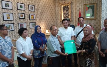 Warga Perumahan Mutiara Regency Desa Banjarbendo Adukan Rencana Pembongkaran Tembok Ke Wabup Sidoarjo Sidoarjo//suaraglobal.co.id - Ketua RW dan beberapa orang perwakilan warga perumahan Mutiara Regency, Desa Banjarbendo, Kecamatan Sidoarjo mendatangai rumah dinas (rumdin) Wakil Bupati (Wabup) Sidoarjo Hj. Mimik Idayana di Jalan Sultan Agung, Jum’at (10/10/2025). Kedatangan mereka ke rumdin Wabup Sidoarjo untuk mengadukan rencana pembongkaran tembok pembatas perumahan Mutiara Regency sebagai akses menuju perumahan Mutiara City yang posisinya disisi selatan atau dibelakang perumahan Mutiara Regency dari Jalan Raya Jati-Sidoarjo. Suhartono, Ketua Rukun Warga (RW) 16 perumahan Mutiara Regency mengatakan bahwa warga perumahan Mutiara Regency menolak dijebolnya tembok pembatas sebagai akses jalan yang menuju perumahan Mutiara City. "Banyak pertimbangan yang menjadikan warga perumahan Mutiara Regency menolak akses jalan perumahannya dijadikan satu dengan akses jalan perumahan baru (Mutiara City, red), salah satunya soal keamanan," kata Suhartono usai keluar dari rumdin Wabup Mimik Idayana. Dijelaskan oleh Suhartono bahwa tembok pembatas perumahan Mutiara Regency sudah berdiri sejak 20 tahun lalu. Sehingga tidak ada alasan bagi pihak lain, khususnya warga perumahan yang berada dibelakang menggunakan akses jalan tersebut, apalagi dengan cara menjebol tembok pembatas supaya tembus lurus. "Semestinya perumahan Mutiara City punya akses jalan sendiri. Jangan memanfaatkan akses jalan perumahan kami. Toh, pengembang perumahan juga beda. Kenapa mengganggu lingkungan kami," jelasnya. Ia juga menjelaskan bahwa pernah ada mediasi dari pihak pengembang perumahan Mutiara City dengan warga perumahan Mutiara Regency. Namun, semua warga perumahan Mutiara Regency menolak. Bahkan, warga Mutiara Regency mendirikan baliho besar sebagai aksi penolakan atas akses jalan perumahan Mutiara Regency dengan Mutiara City dijadikan menjadi satu. Menurut Suhartono bahwa selama ini tidak pernah ada sosialisasi dari Pemerintah Desa (Pemdes) Banjarbendo kepada warga perumahan Mutiara Regency dengan warga perumahan Mutiara City terkait rencana penjebolan tembok pembatas sebagai akses jalan tersebut. “Sama sekali tidak pernah ada sosialisasi dari Pemdes (Banjarbendo, red) terkait penjebolan tembok pembatas sebagai akses jalan,” terangnya. Warga perumahan Mutiara Regency semakin dibuat kaget dan keheranan terkait adanya surat perintah dari Direktorat Jenderal (Dirjen) Kawasan Permukiman Kementrian Perumahan dan Kawasan Permukiman (Kemen Perkim) untuk dilakukan pembongkaran tembok pembatas di perumahan Mutiara Regency. "Sebetulnya ini kepentingan siapa? Dan, siapa dibelakang rencana ini? Kenapa mengganggu wilayah kami? Kenapa tidak menggunakan akses yang semula direncanakan disisi barat perumahan kami. Kok malah menggunakan akses perumahan Mutiara Regency," keluh warga lainnya. Atas aduan dari warga Mutiara Regency itu, Wabup Sidoarjo Hj. Mimik Idayana menyatakan akan mempelajari duduk permasalahannya terlebih dulu dengan memanggil dinas terkait soal perseteruan ini. Termasuk Dinas Perumahan, Permukiman, Cipta Karya dan Tata Ruang (Perkim CKTR) Kabupaten Sidoarjo, Dinas Lingkungan Hidup dan Kebersihan (DLHK) dan Dinas Perhubungan (Dishub) Kabupaten Sidoarjo. "Dalam waktu secepatnya dinas-dinas terkait akan kami panggil untuk menjelaskan perseteruan yang dikeluhkan para warga tersebut," tegasnya. (NK)