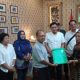 Warga Perumahan Mutiara Regency Desa Banjarbendo Adukan Rencana Pembongkaran Tembok Ke Wabup Sidoarjo Sidoarjo//suaraglobal.co.id - Ketua RW dan beberapa orang perwakilan warga perumahan Mutiara Regency, Desa Banjarbendo, Kecamatan Sidoarjo mendatangai rumah dinas (rumdin) Wakil Bupati (Wabup) Sidoarjo Hj. Mimik Idayana di Jalan Sultan Agung, Jum’at (10/10/2025). Kedatangan mereka ke rumdin Wabup Sidoarjo untuk mengadukan rencana pembongkaran tembok pembatas perumahan Mutiara Regency sebagai akses menuju perumahan Mutiara City yang posisinya disisi selatan atau dibelakang perumahan Mutiara Regency dari Jalan Raya Jati-Sidoarjo. Suhartono, Ketua Rukun Warga (RW) 16 perumahan Mutiara Regency mengatakan bahwa warga perumahan Mutiara Regency menolak dijebolnya tembok pembatas sebagai akses jalan yang menuju perumahan Mutiara City. "Banyak pertimbangan yang menjadikan warga perumahan Mutiara Regency menolak akses jalan perumahannya dijadikan satu dengan akses jalan perumahan baru (Mutiara City, red), salah satunya soal keamanan," kata Suhartono usai keluar dari rumdin Wabup Mimik Idayana. Dijelaskan oleh Suhartono bahwa tembok pembatas perumahan Mutiara Regency sudah berdiri sejak 20 tahun lalu. Sehingga tidak ada alasan bagi pihak lain, khususnya warga perumahan yang berada dibelakang menggunakan akses jalan tersebut, apalagi dengan cara menjebol tembok pembatas supaya tembus lurus. "Semestinya perumahan Mutiara City punya akses jalan sendiri. Jangan memanfaatkan akses jalan perumahan kami. Toh, pengembang perumahan juga beda. Kenapa mengganggu lingkungan kami," jelasnya. Ia juga menjelaskan bahwa pernah ada mediasi dari pihak pengembang perumahan Mutiara City dengan warga perumahan Mutiara Regency. Namun, semua warga perumahan Mutiara Regency menolak. Bahkan, warga Mutiara Regency mendirikan baliho besar sebagai aksi penolakan atas akses jalan perumahan Mutiara Regency dengan Mutiara City dijadikan menjadi satu. Menurut Suhartono bahwa selama ini tidak pernah ada sosialisasi dari Pemerintah Desa (Pemdes) Banjarbendo kepada warga perumahan Mutiara Regency dengan warga perumahan Mutiara City terkait rencana penjebolan tembok pembatas sebagai akses jalan tersebut. “Sama sekali tidak pernah ada sosialisasi dari Pemdes (Banjarbendo, red) terkait penjebolan tembok pembatas sebagai akses jalan,” terangnya. Warga perumahan Mutiara Regency semakin dibuat kaget dan keheranan terkait adanya surat perintah dari Direktorat Jenderal (Dirjen) Kawasan Permukiman Kementrian Perumahan dan Kawasan Permukiman (Kemen Perkim) untuk dilakukan pembongkaran tembok pembatas di perumahan Mutiara Regency. "Sebetulnya ini kepentingan siapa? Dan, siapa dibelakang rencana ini? Kenapa mengganggu wilayah kami? Kenapa tidak menggunakan akses yang semula direncanakan disisi barat perumahan kami. Kok malah menggunakan akses perumahan Mutiara Regency," keluh warga lainnya. Atas aduan dari warga Mutiara Regency itu, Wabup Sidoarjo Hj. Mimik Idayana menyatakan akan mempelajari duduk permasalahannya terlebih dulu dengan memanggil dinas terkait soal perseteruan ini. Termasuk Dinas Perumahan, Permukiman, Cipta Karya dan Tata Ruang (Perkim CKTR) Kabupaten Sidoarjo, Dinas Lingkungan Hidup dan Kebersihan (DLHK) dan Dinas Perhubungan (Dishub) Kabupaten Sidoarjo. "Dalam waktu secepatnya dinas-dinas terkait akan kami panggil untuk menjelaskan perseteruan yang dikeluhkan para warga tersebut," tegasnya. (NK)