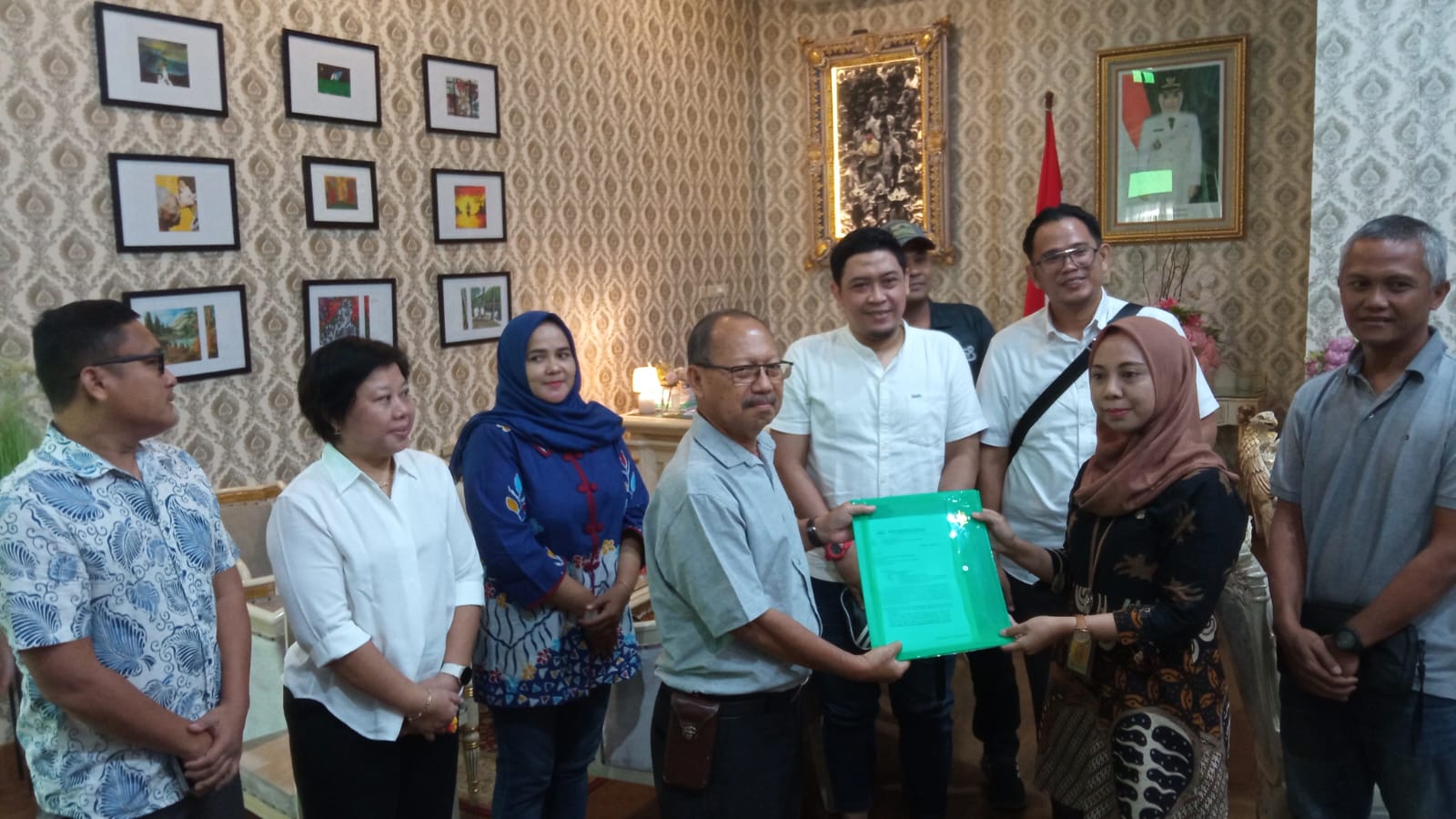 Warga Perumahan Mutiara Regency Desa Banjarbendo Adukan Rencana Pembongkaran Tembok Ke Wabup Sidoarjo Sidoarjo//suaraglobal.co.id - Ketua RW dan beberapa orang perwakilan warga perumahan Mutiara Regency, Desa Banjarbendo, Kecamatan Sidoarjo mendatangai rumah dinas (rumdin) Wakil Bupati (Wabup) Sidoarjo Hj. Mimik Idayana di Jalan Sultan Agung, Jum’at (10/10/2025). Kedatangan mereka ke rumdin Wabup Sidoarjo untuk mengadukan rencana pembongkaran tembok pembatas perumahan Mutiara Regency sebagai akses menuju perumahan Mutiara City yang posisinya disisi selatan atau dibelakang perumahan Mutiara Regency dari Jalan Raya Jati-Sidoarjo. Suhartono, Ketua Rukun Warga (RW) 16 perumahan Mutiara Regency mengatakan bahwa warga perumahan Mutiara Regency menolak dijebolnya tembok pembatas sebagai akses jalan yang menuju perumahan Mutiara City. "Banyak pertimbangan yang menjadikan warga perumahan Mutiara Regency menolak akses jalan perumahannya dijadikan satu dengan akses jalan perumahan baru (Mutiara City, red), salah satunya soal keamanan," kata Suhartono usai keluar dari rumdin Wabup Mimik Idayana. Dijelaskan oleh Suhartono bahwa tembok pembatas perumahan Mutiara Regency sudah berdiri sejak 20 tahun lalu. Sehingga tidak ada alasan bagi pihak lain, khususnya warga perumahan yang berada dibelakang menggunakan akses jalan tersebut, apalagi dengan cara menjebol tembok pembatas supaya tembus lurus. "Semestinya perumahan Mutiara City punya akses jalan sendiri. Jangan memanfaatkan akses jalan perumahan kami. Toh, pengembang perumahan juga beda. Kenapa mengganggu lingkungan kami," jelasnya. Ia juga menjelaskan bahwa pernah ada mediasi dari pihak pengembang perumahan Mutiara City dengan warga perumahan Mutiara Regency. Namun, semua warga perumahan Mutiara Regency menolak. Bahkan, warga Mutiara Regency mendirikan baliho besar sebagai aksi penolakan atas akses jalan perumahan Mutiara Regency dengan Mutiara City dijadikan menjadi satu. Menurut Suhartono bahwa selama ini tidak pernah ada sosialisasi dari Pemerintah Desa (Pemdes) Banjarbendo kepada warga perumahan Mutiara Regency dengan warga perumahan Mutiara City terkait rencana penjebolan tembok pembatas sebagai akses jalan tersebut. “Sama sekali tidak pernah ada sosialisasi dari Pemdes (Banjarbendo, red) terkait penjebolan tembok pembatas sebagai akses jalan,” terangnya. Warga perumahan Mutiara Regency semakin dibuat kaget dan keheranan terkait adanya surat perintah dari Direktorat Jenderal (Dirjen) Kawasan Permukiman Kementrian Perumahan dan Kawasan Permukiman (Kemen Perkim) untuk dilakukan pembongkaran tembok pembatas di perumahan Mutiara Regency. "Sebetulnya ini kepentingan siapa? Dan, siapa dibelakang rencana ini? Kenapa mengganggu wilayah kami? Kenapa tidak menggunakan akses yang semula direncanakan disisi barat perumahan kami. Kok malah menggunakan akses perumahan Mutiara Regency," keluh warga lainnya. Atas aduan dari warga Mutiara Regency itu, Wabup Sidoarjo Hj. Mimik Idayana menyatakan akan mempelajari duduk permasalahannya terlebih dulu dengan memanggil dinas terkait soal perseteruan ini. Termasuk Dinas Perumahan, Permukiman, Cipta Karya dan Tata Ruang (Perkim CKTR) Kabupaten Sidoarjo, Dinas Lingkungan Hidup dan Kebersihan (DLHK) dan Dinas Perhubungan (Dishub) Kabupaten Sidoarjo. "Dalam waktu secepatnya dinas-dinas terkait akan kami panggil untuk menjelaskan perseteruan yang dikeluhkan para warga tersebut," tegasnya. (NK)