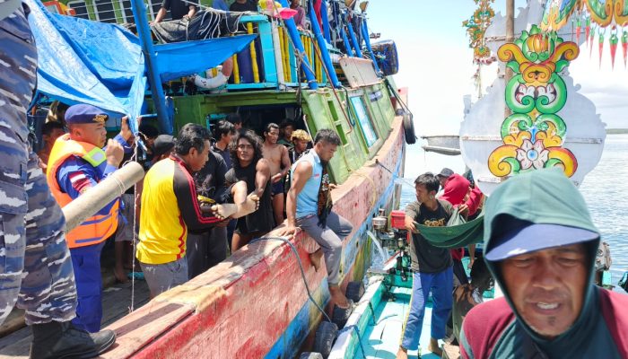 Satpolairud Polresta Banyuwangi Evakuasi 25 Korban Kapal Terbakar KM Anugrah Indah 18 Di Perairan Muncar