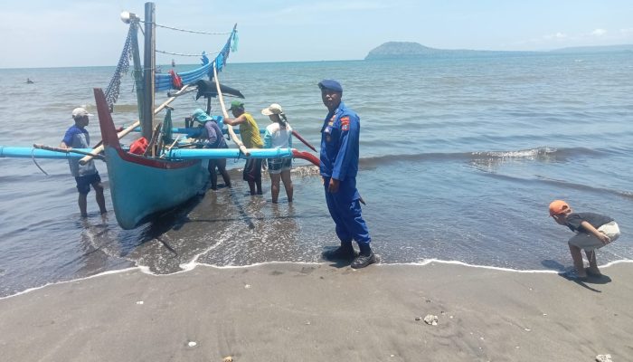 Bripka I Wayan Giat Patroli Dialogis Serta Menghimbau Kepada Para Nelayan Untuk Selalu Memakai Alat Keselamatan Kerja