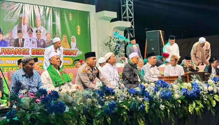 Kapolresta Banyuwangi Serta Waketum PBNU Lantunkan Sholawat Di Pantai Marina Boom