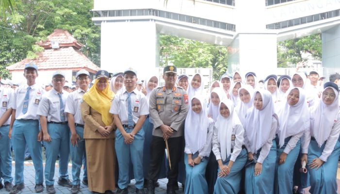 Polres Lamongan Goes To School – Kapolres Lamongan Pimpin Apel Pelajar di SMA Negeri 2 Lamongan
