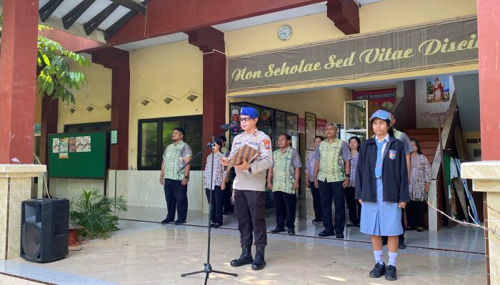 Kasat Polairud Polresta Banyuwangi Pimpin Upacara Di SMAK Hikmah Mandala
