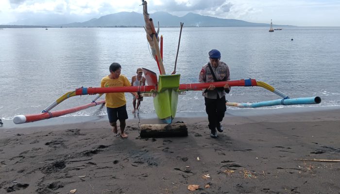 Aiptu I Gede Eka D Giat Patroli Binmas Serta Bantu Masyarakat Nelayan Di Area Pantai Bulususan Meneng