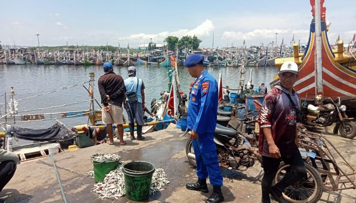 Bripka I Wayan Memberikan Sosialisasi Serta Himbau Kepada Para Nelayan Untuk Selalu Utamakan Alat Keselamatan Kerja
