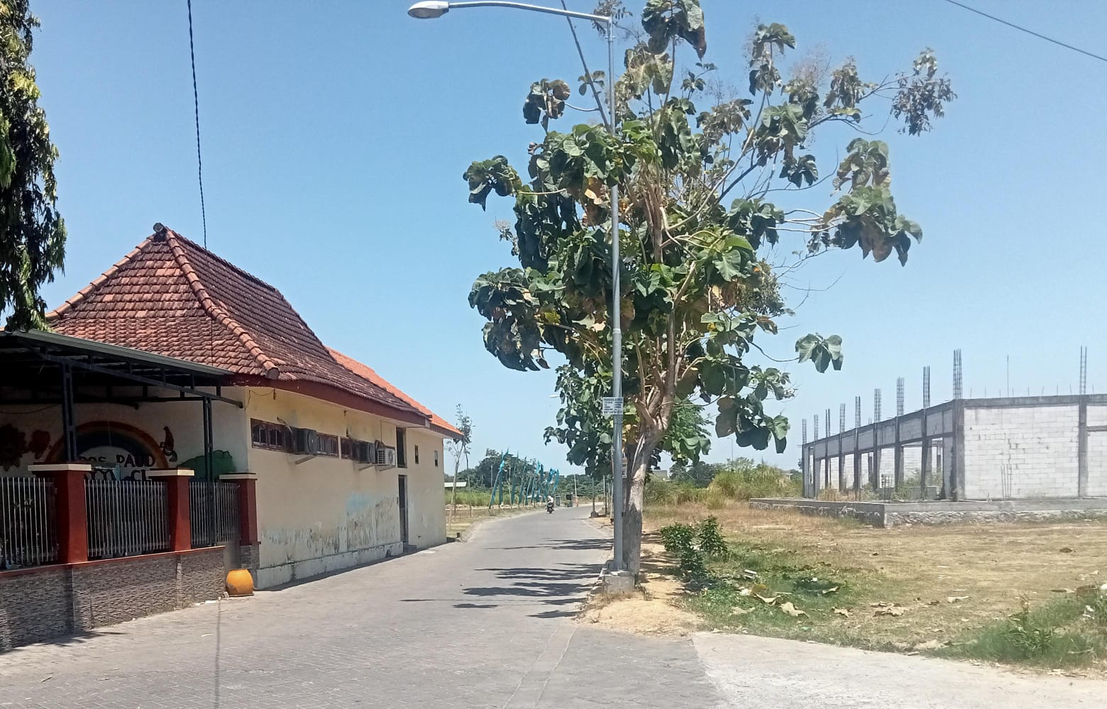 Akses jalan masuk ke perumahan Mutiara City yang berada di sisi selatan kantor pemerintah desa Banjarbendo,