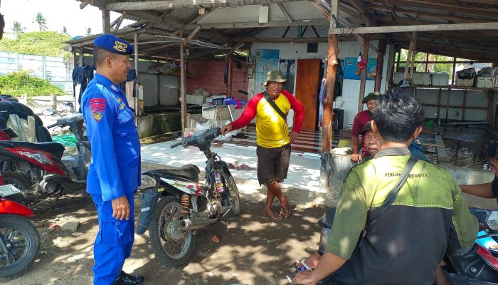 Personel Satpolairud Resta Banyuwangi Sambangi Kawasan Pesisir Pantai Meneng