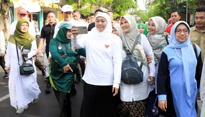 Gubernur Khofifah Hadiri Jalan Sehat Hari Santri 2025 Bersama Ribuan Masyarakat Lamongan, Pesankan Nilai Juang Santri bagi Pembangunan Bangsa
