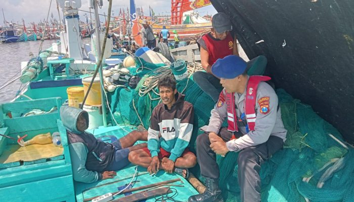 Bripka Wayan Menghimbau Kepada Para Nelayan Untuk Selalu Memperhatikan Alat Keselamatan Kerja