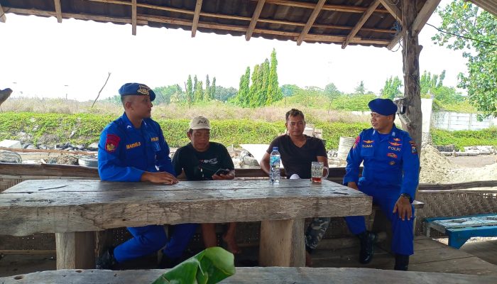 Personel Polairud Berikan Edukasi Kepada Masyarakat Nelayan Pesisir Pantai Meneng