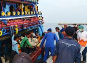 Satpolairud Polres Lamongan Gerak Cepat Evakuasi ABK Meninggal di Atas Kapal KMN NA di Perairan Bawean
