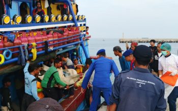 Satpolairud Polres Lamongan Gerak Cepat Evakuasi ABK Meninggal di Atas Kapal KMN NA di Perairan Bawean