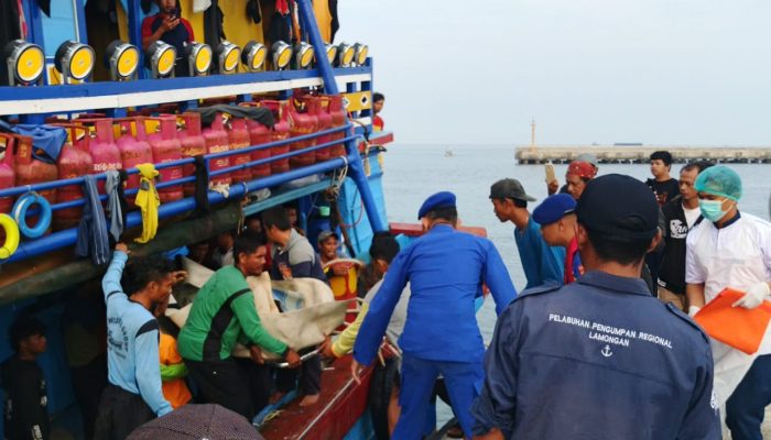 Satpolairud Polres Lamongan Gerak Cepat Evakuasi ABK Meninggal di Atas Kapal KMN NA di Perairan Bawean