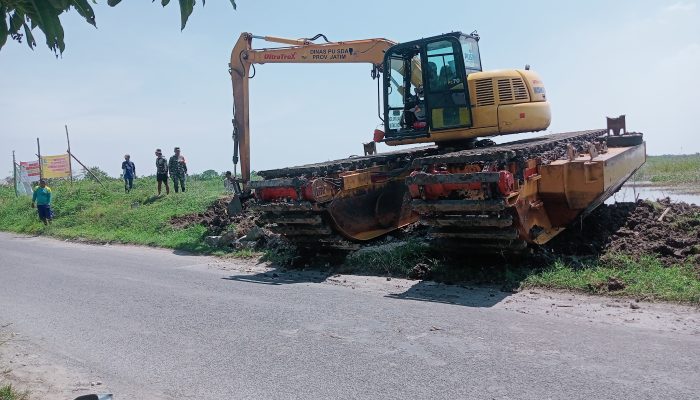 Perbaikan Pintu Air Desa Kembangan Gunakan Alat Berat