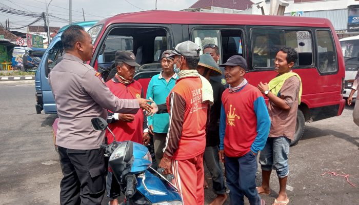 Cengkerama Ala Ipda Purnomo Bersama Tukang Becak serta Tukang Ojek