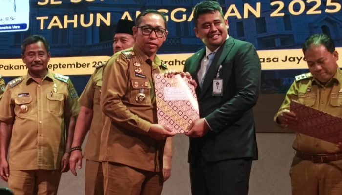 Gubernur Sumatera Utara Memberikan Dana Bagi Hasil Tahap III