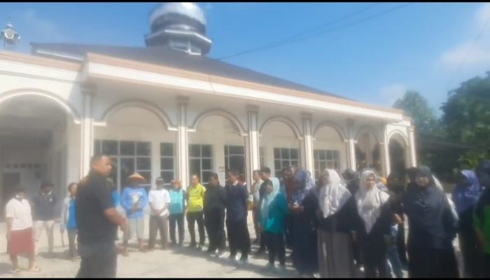Camat Payung Sekaki Bergotong Royong Bersama Masyarakat