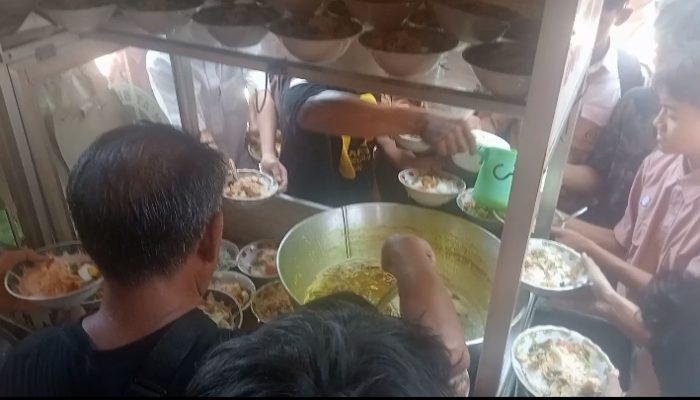 Ipda Purnomo Gelar Jumat Berkah dengan 700 Porsi Soto Lamongan