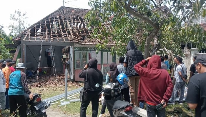 Gotong Royong Bedah Rumah Warga Kebet Lamongan Bersama Ipda Purnomo