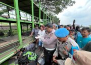 Gerak Cepat Petugas Polsek Babat dan Unit Gakkum Satlantas Polres Lamongan Evakuasi Korban Laka Lantas di Jalan Raya Babat Lamongan