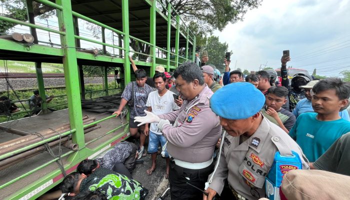 Gerak Cepat Petugas Polsek Babat dan Unit Gakkum Satlantas Polres Lamongan Evakuasi Korban Laka Lantas di Jalan Raya Babat Lamongan