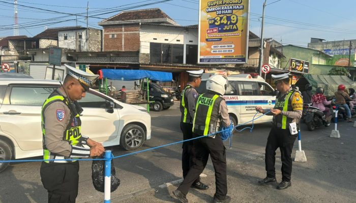 Satgas Kamseltibcar Operasi Ketupat Semeru 2026 Polres Lamongan Laksanakan Pengaturan dan Rekayasa Lalu Lintas di Babat
