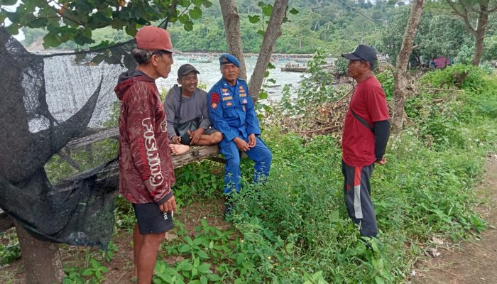 Aipda I Wayan Wedhana Menghimbau Kepada Para Nelayan Untuk Selalu Waspada Terhadap Perubahan Cuaca