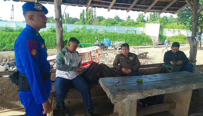 Personel Satpolairud Resta Banyuwangi Menghimbau Masyarakat Selalu Waspada Terhadap Perubahan Cuaca