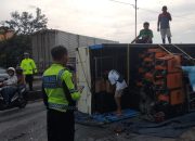 Unit Gakkum Satlantas Polres Lamongan Lakukan Evakuasi Korban Laka Lantas di Jalan Raya Lamongan Gresik