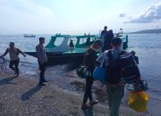 Personel Satpolairud Resta Banyuwangi Giat Patroli Serta Menghimbau Kepada Masyarakat Pengunjung Untuk Selalu Memastikan Perubahan Cuaca