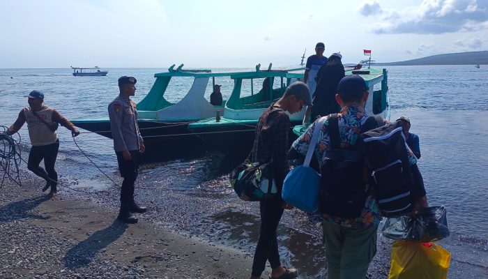 Personel Satpolairud Resta Banyuwangi Giat Patroli Serta Menghimbau Kepada Masyarakat Pengunjung Untuk Selalu Memastikan Perubahan Cuaca