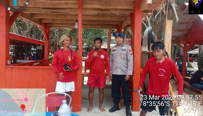Aipda I Wayan Wedhana Giat Patroli Dialogis Serta Menghimbau Kepada Para Pengunjung Untuk Selalu Berhati Hati Disaat Ada Di Pesisir Pantai Pulau Merah