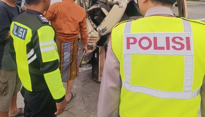 Unit Gakkum Satlantas Polres Lamongan Sigap Menolong Korban dan evakuasi Kendaraan Laka Lantas di Pucuk