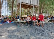 Aipda I Wayan Wedhana Menghimbau Kepada Masyarakat Pengunjung Untuk Selalu Berhati Hati Di Saat Berada Di Pinggir Pantai