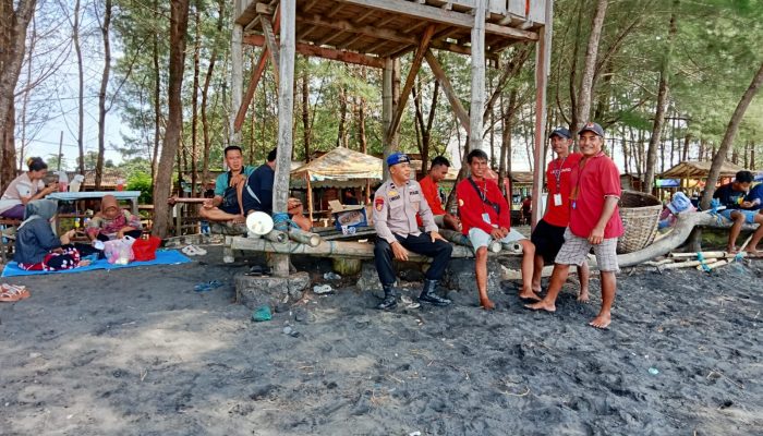 Aipda I Wayan Wedhana Menghimbau Kepada Masyarakat Pengunjung Untuk Selalu Berhati Hati Di Saat Berada Di Pinggir Pantai