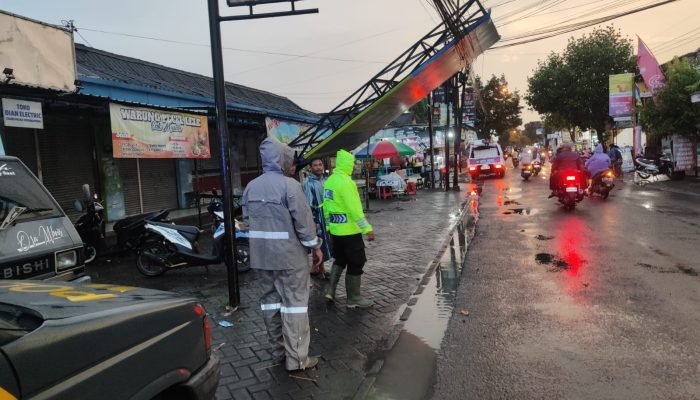 Polsek Kedungpring Tindak Lanjuti Laporan Call Center 110 Evakuasi Papan Iklan Roboh